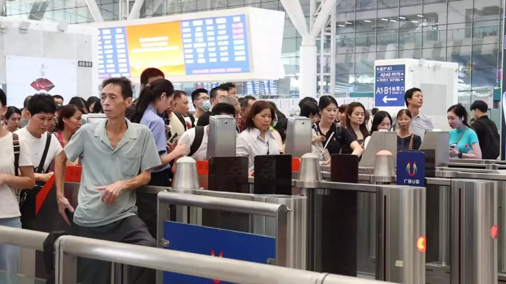 中秋盛景:超 6.2 亿人次的出行狂欢 中秋盛景:超 6.2 亿人次的出行狂欢
