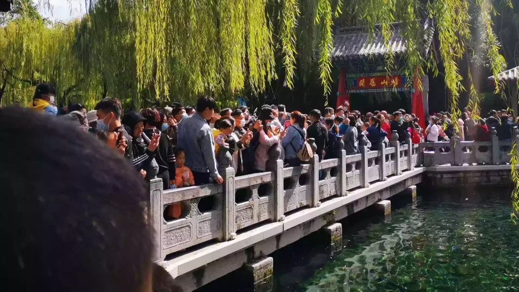 热门景区:国庆假期人比趵突泉里的鱼还多 热门景区:国庆假期人比趵突泉里的鱼还多