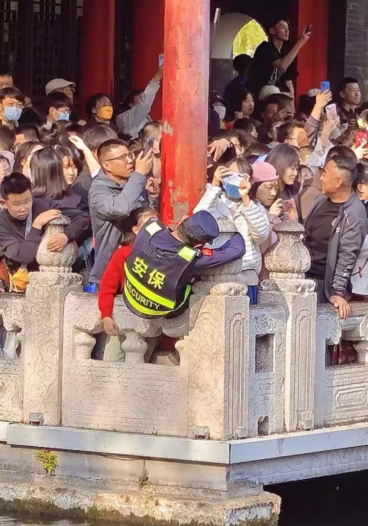 热门景区:国庆假期人比趵突泉里的鱼还多 热门景区:国庆假期人比趵突泉里的鱼还多