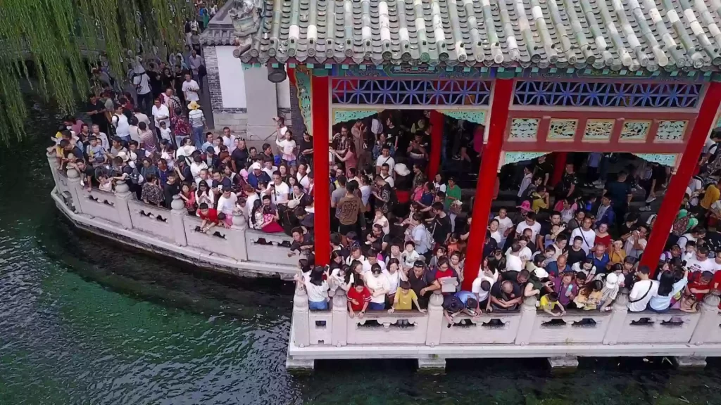 热门景区:国庆假期人比趵突泉里的鱼还多 热门景区:国庆假期人比趵突泉里的鱼还多