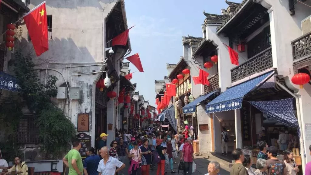 热门景区:国庆假期人比趵突泉里的鱼还多 热门景区:国庆假期人比趵突泉里的鱼还多