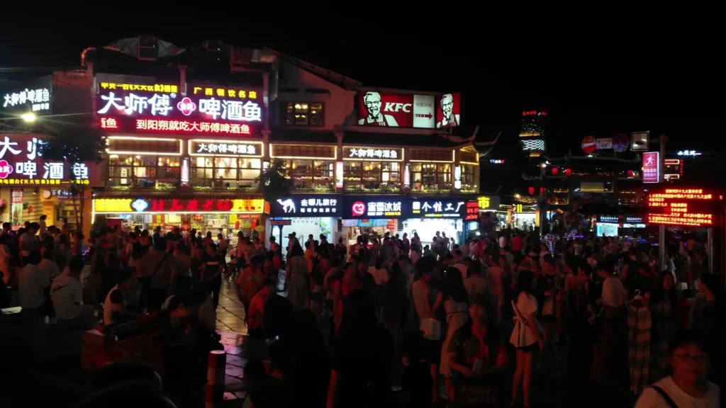 🔥五一的桂林快忙成马六甲了!漓江出现竹筏大军 🔥五一的桂林快忙成马六甲了!漓江出现竹筏大军