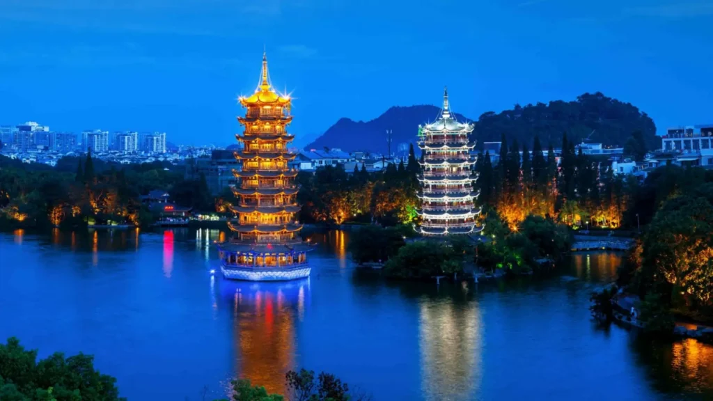 🔥五一的桂林快忙成马六甲了!漓江出现竹筏大军 🔥五一的桂林快忙成马六甲了!漓江出现竹筏大军