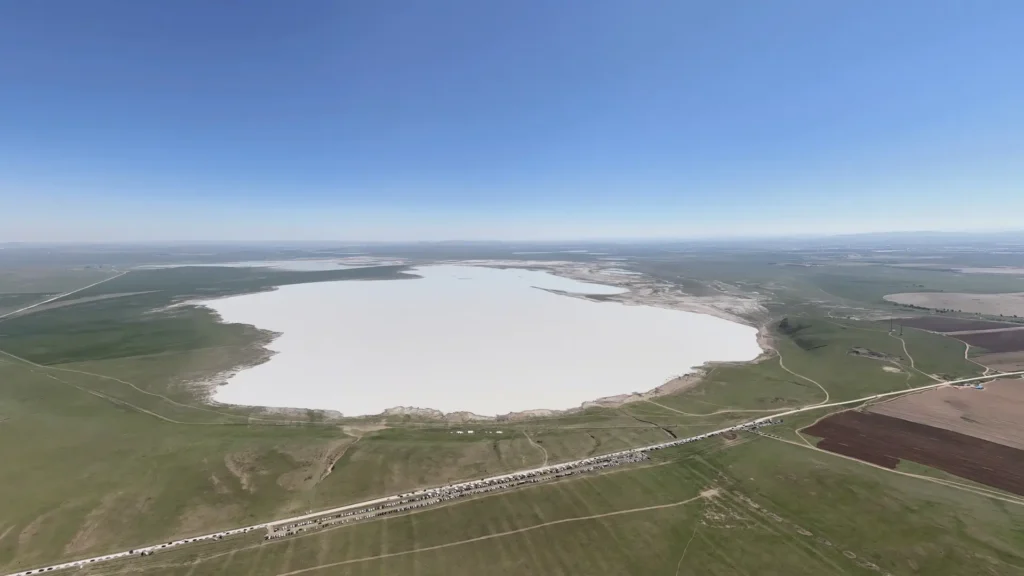 内蒙古旅游攻略：牛奶湖水龙头接牛奶