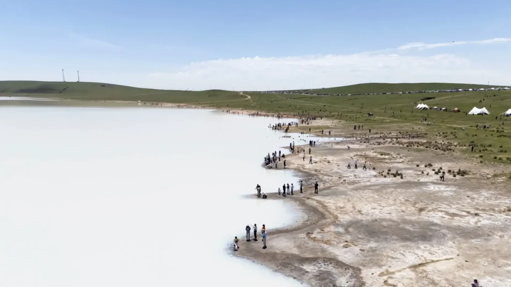 内蒙古旅游攻略：牛奶湖水龙头接牛奶