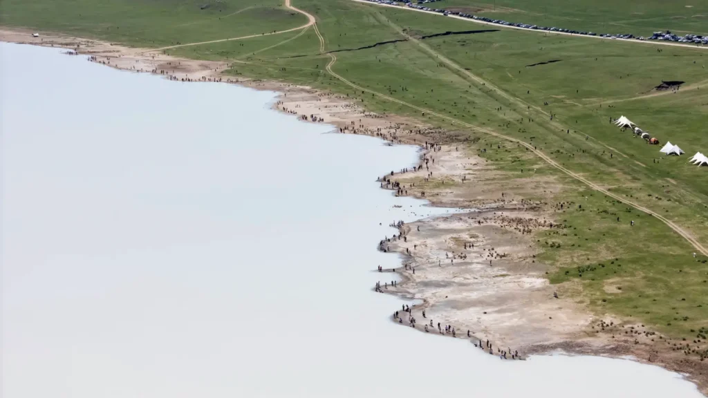 内蒙古旅游攻略：牛奶湖水龙头接牛奶