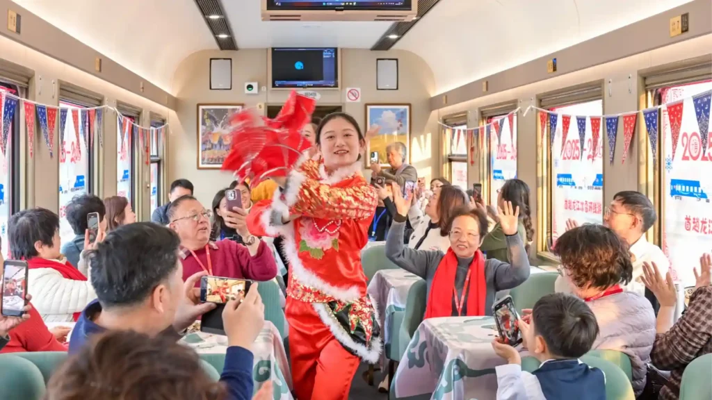 出圈了!这趟冰雪环线专列,重新定义“跨年之旅” 出圈了!这趟冰雪环线专列,重新定义“跨年之旅”